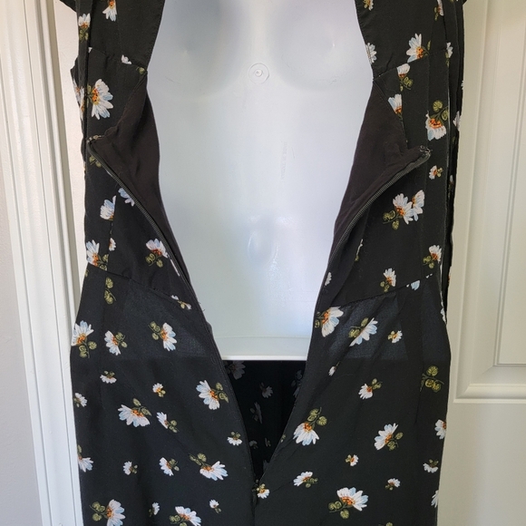 LOFT Black Floral Daisies Back Tie Flutter Sleeve Cropped Jumpsuit Size 8 - Picture 11 of 15